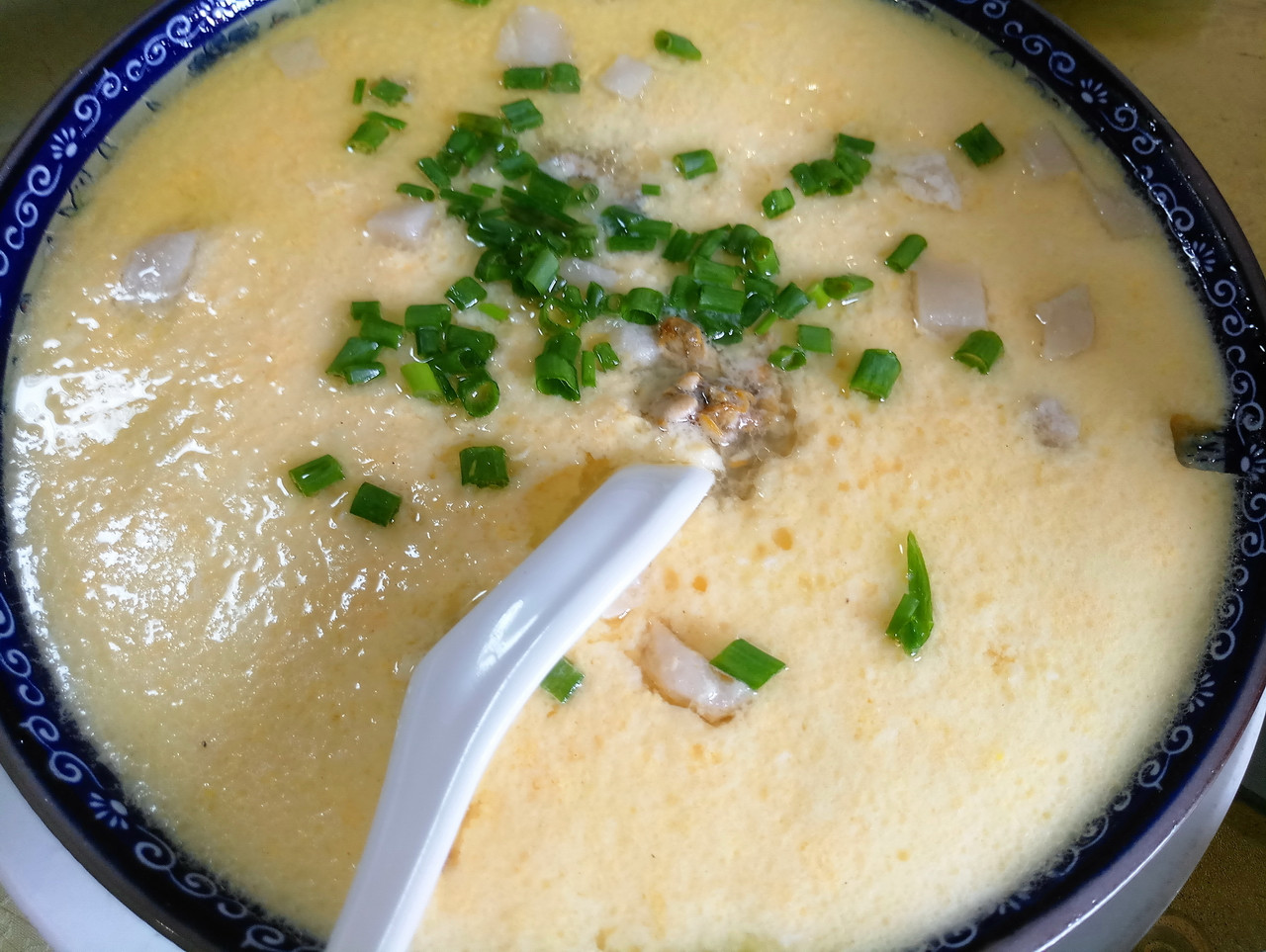 红螺长得很像青口(海虹,淡菜),但口感是嫩滑无渣的,和鸭蛋捞匀一蒸