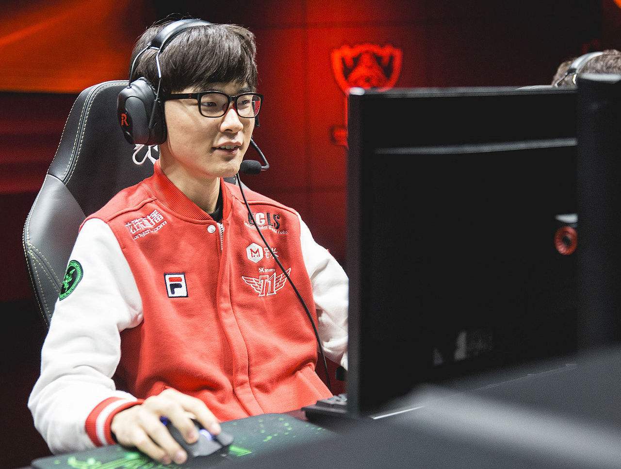 Faker抱男粉丝比抱妹子还开心 到底是恩静还是