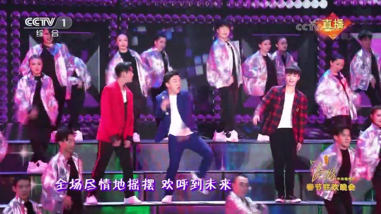 陈伟霆好像和黄渤以及张艺兴的动作都不是很一样,互动也是不太协调.