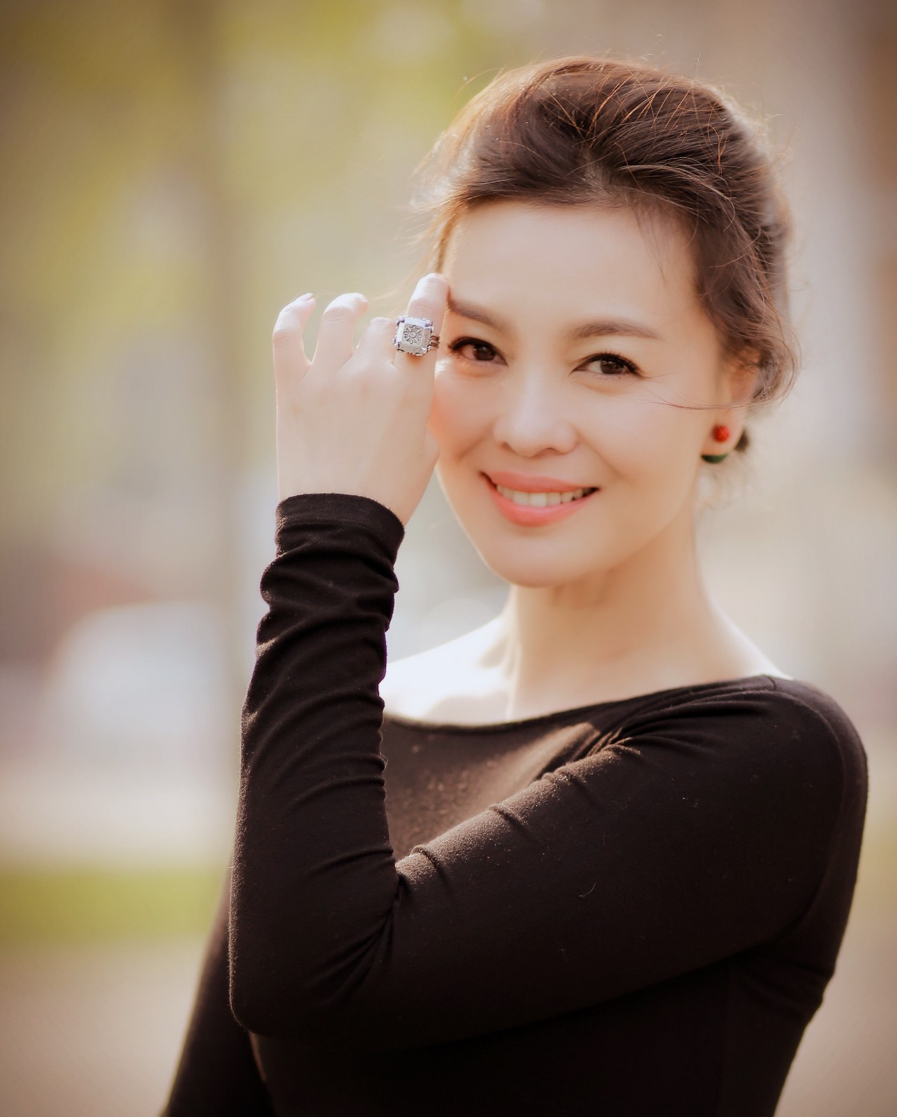 荣蓉此次出演职场上雷厉风行,说一不二的霸道总裁叶琳,生活里却是与