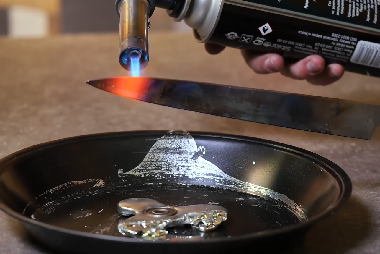 看极寒的冰与1000度的火刀pk,你猜会有什么神奇的现象