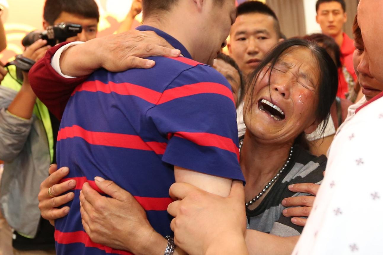 回顾2017 男子被拐32年见到妈 200幅素描留住母亲生前细节