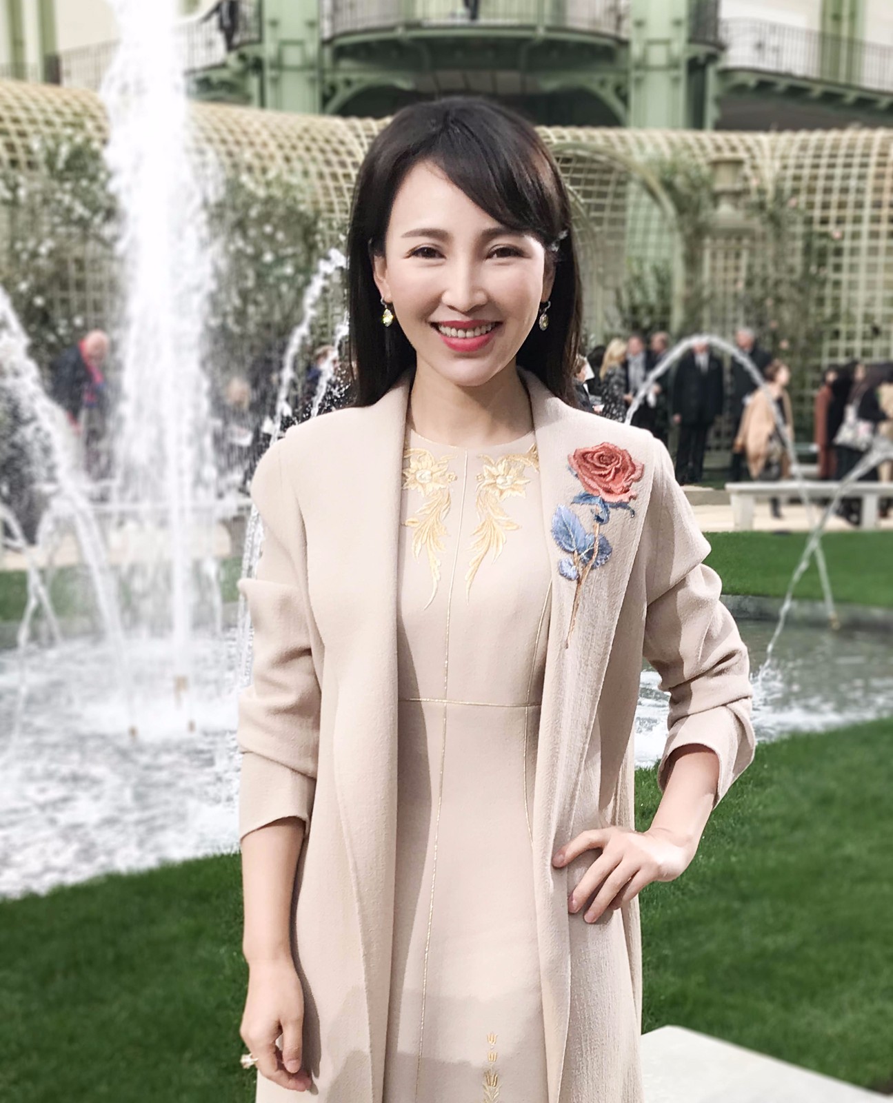 岳丽娜现身巴黎高定时装周 接连亮相晚宴高定秀