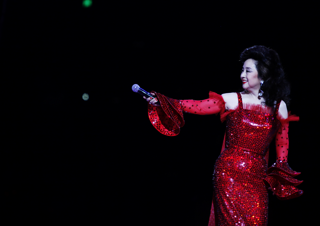 1992年徐小凤在香港红馆(红磡体育馆)开办了43场个人演唱会,这个记录