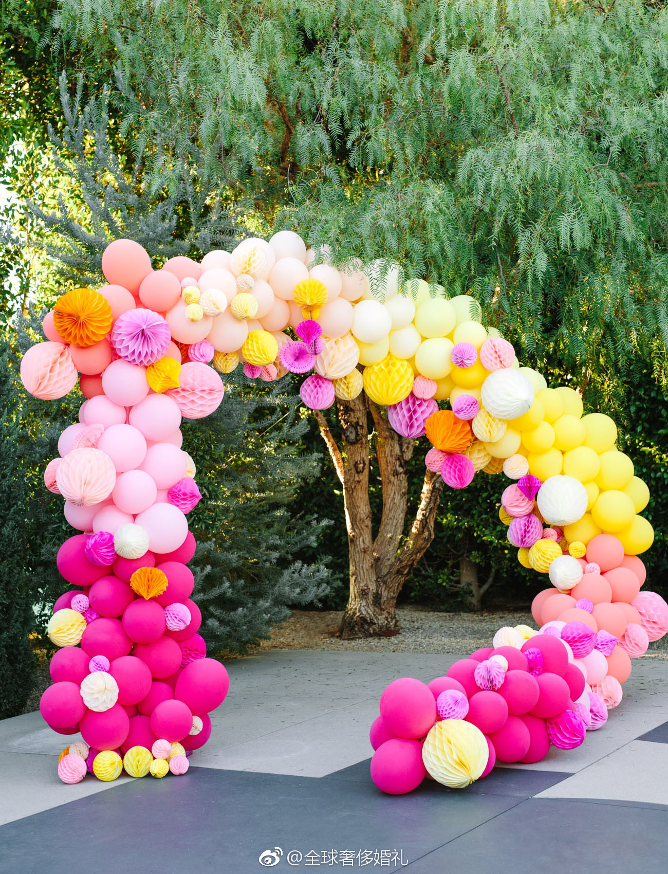 把天边的彩虹摘下,做成婚礼的颜色.七彩气球婚礼