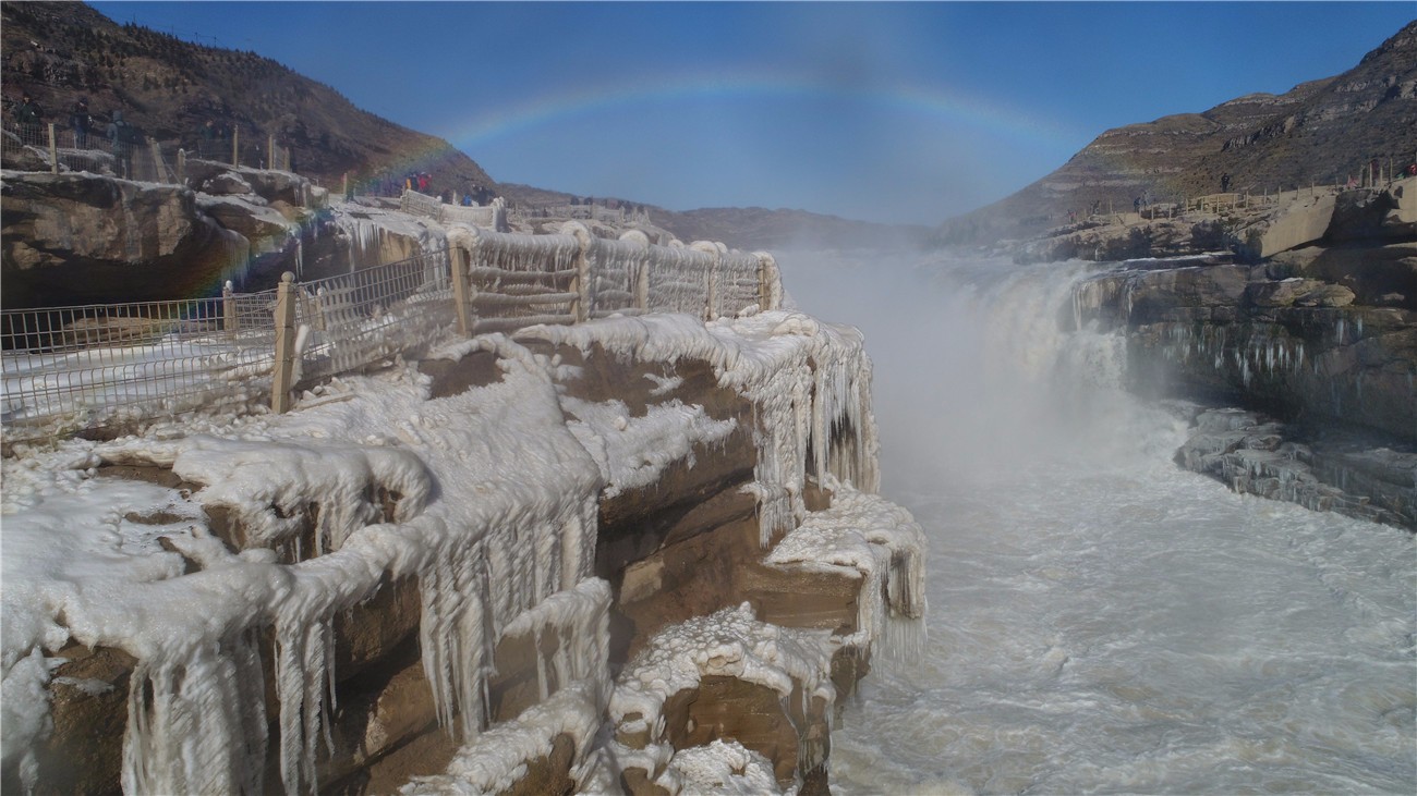 黄河壶口冬日现"冰瀑玉壶"奇观 游客摔倒仍大呼过瘾|游客|壶口瀑布