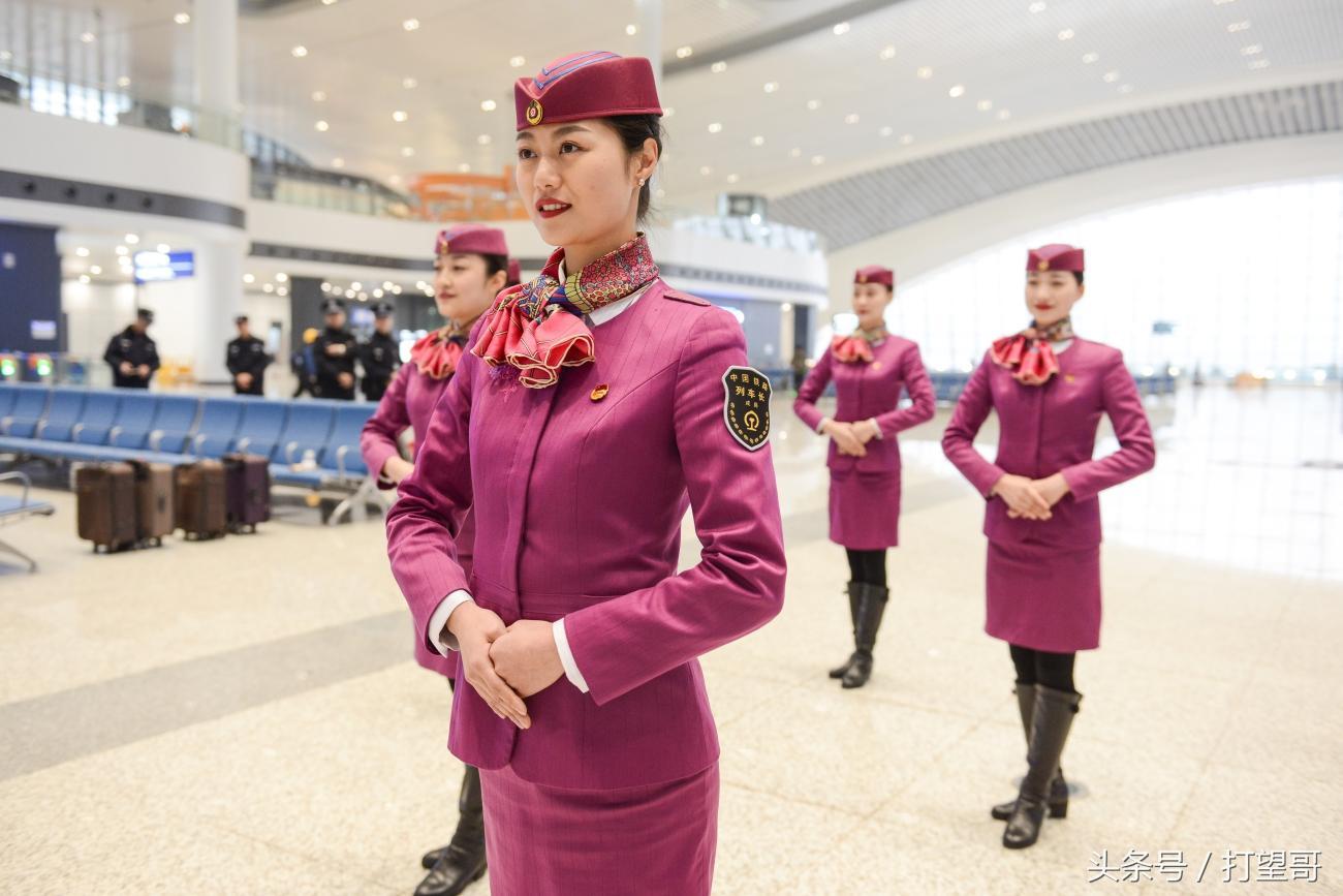 动妹都是大长腿! 渝贵铁路首发班组惊艳亮相重庆西站, 漂亮吗?