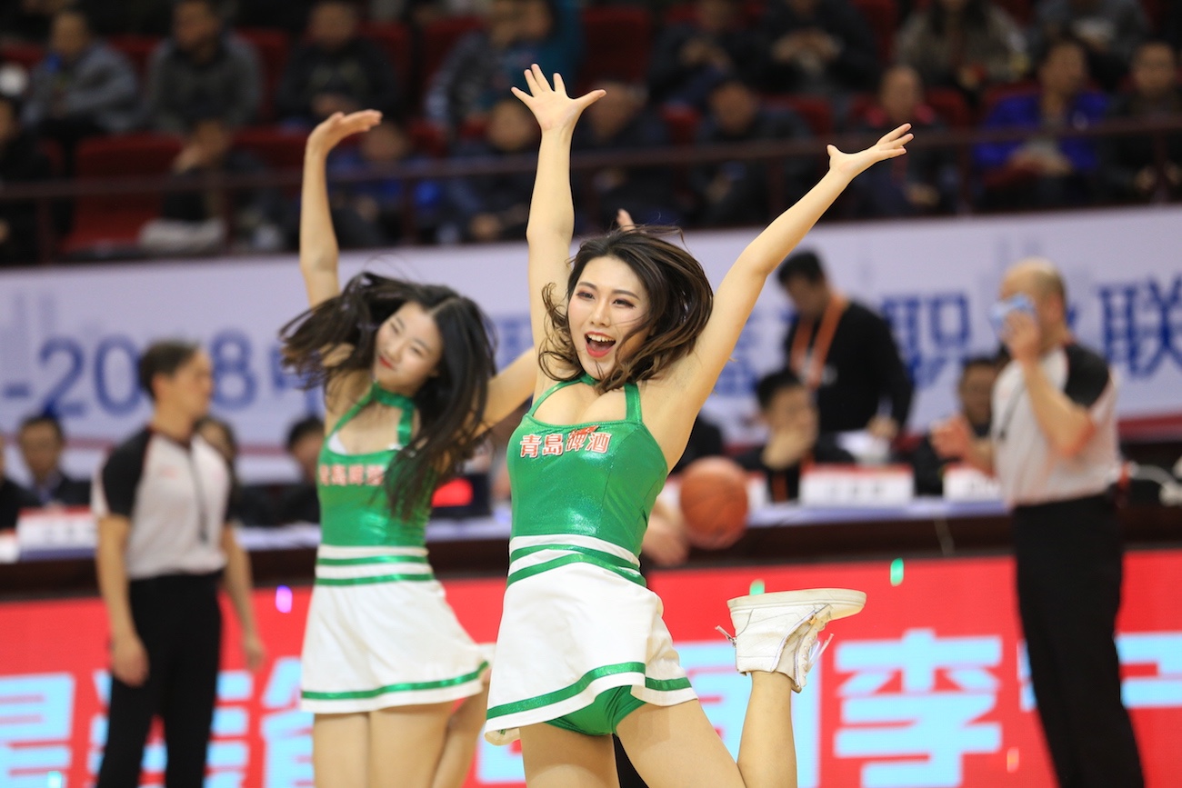 cba篮球宝贝膝盖淤青坚持跳舞让人心疼颜值高球迷大饱眼福