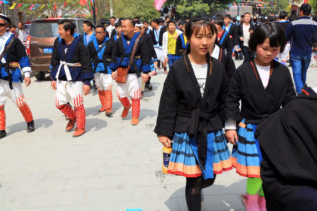 白裤瑶族的年街节,有的男人扛枪逛街,就问你怕不怕|瑶族|圩日|南丹县