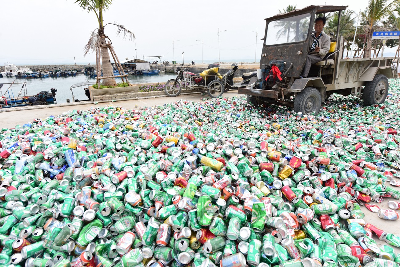 夫妻俩每天忙12小时 捡4000个易拉罐