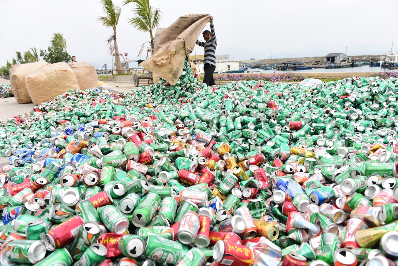 夫妻俩每天忙12小时 捡4000个易拉罐