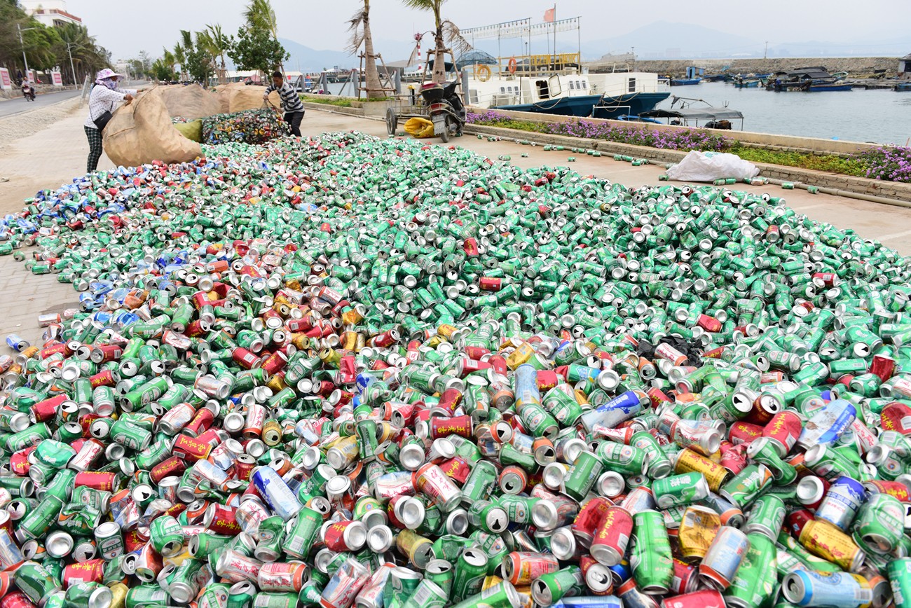 夫妻俩每天忙12小时 捡4000个易拉罐