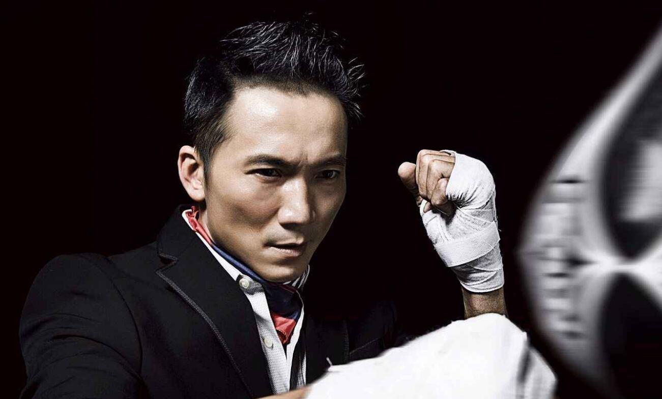 50岁邹兆龙一家五口照:妻子身材好,儿子像爸爸!小女儿宠成公主