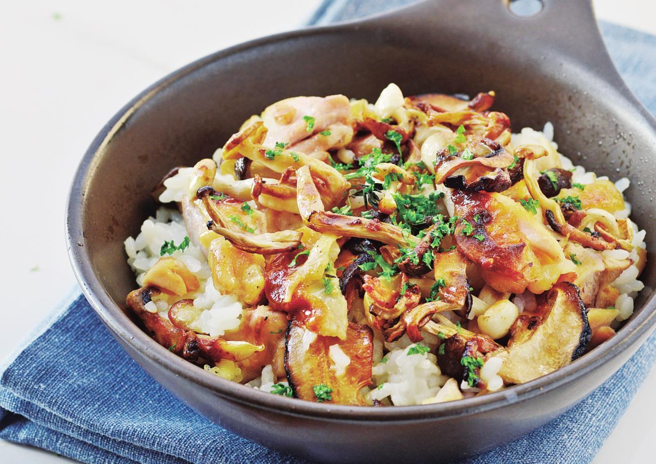 鸡腿蘑菇牛奶炖饭 米饭饱吸了牛奶 非常美味 拌匀后开动吧