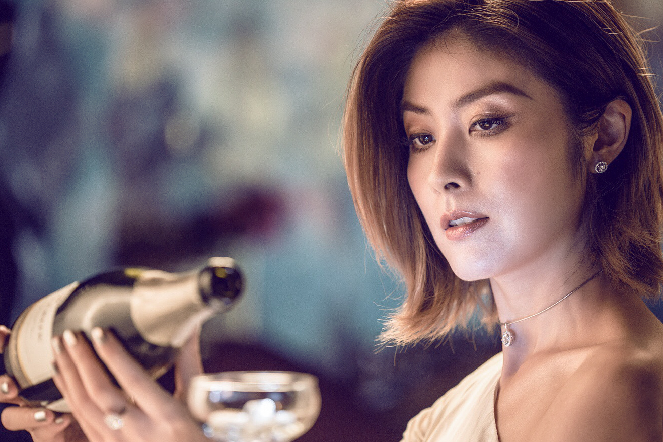 第二名:何超仪如果说陈慧琳是靠叔叔才能在黑白两道吃得开,那何超仪就
