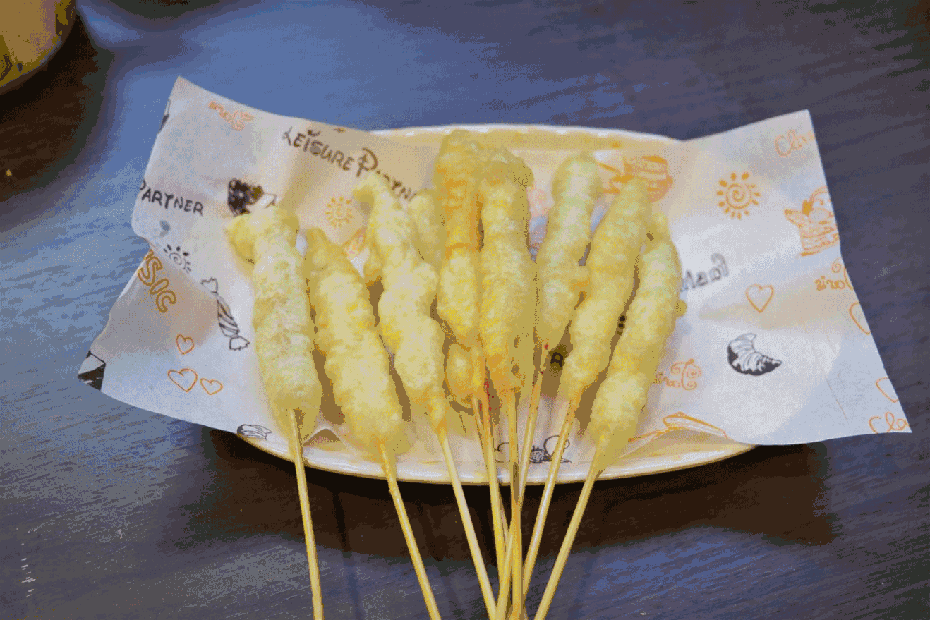 似乎都不能少了烤海鲜,歹街的烤海蛎子,带子,大蛤,花甲粉样样都有,大