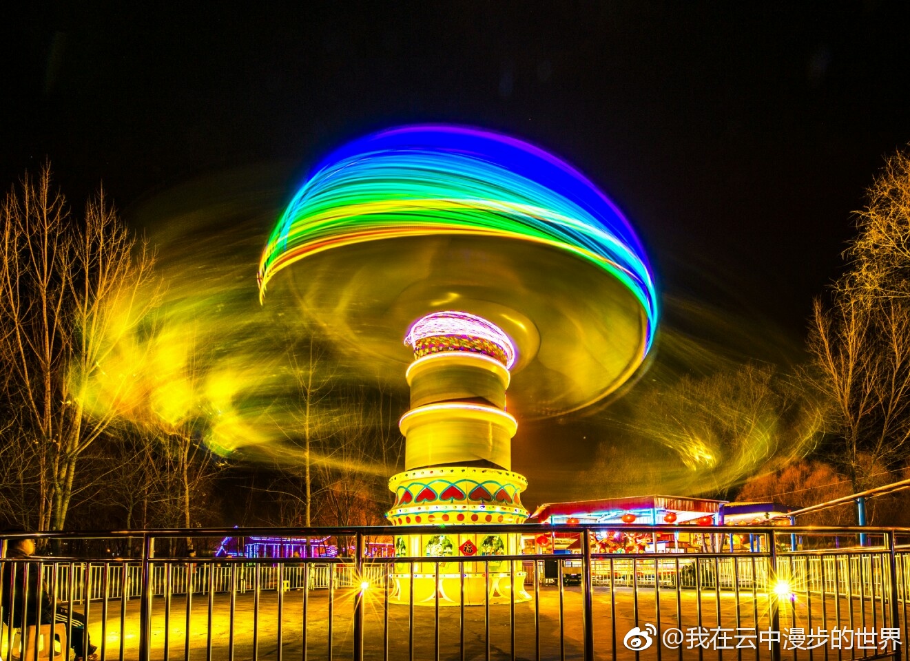 入夜,孝义胜溪湖公园就成了灯的海洋,光的世界,流光溢彩