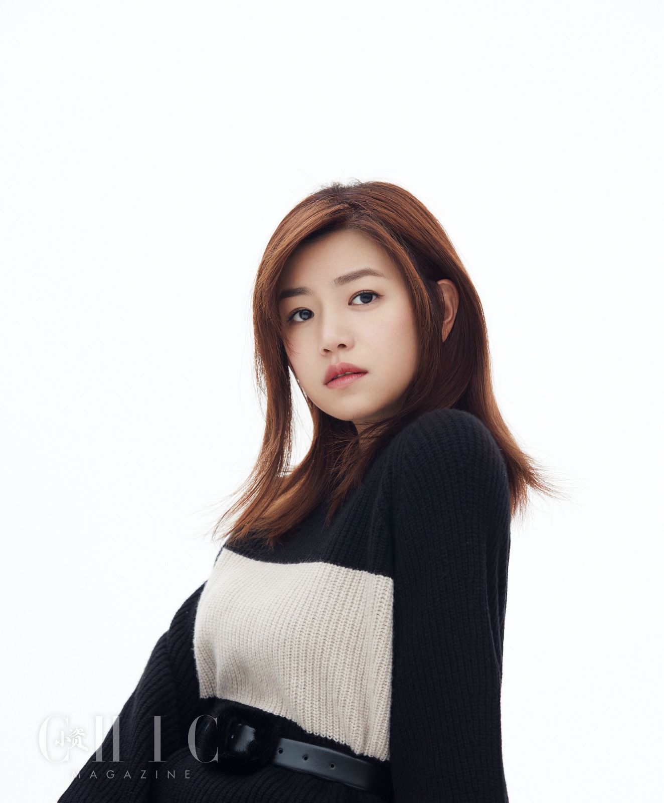 陈妍希曝黑白风格大片 恬静气质闪耀冬季