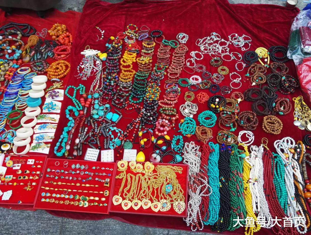 青藏高原上的年味: 藏族金银饰品直接摆地摊上