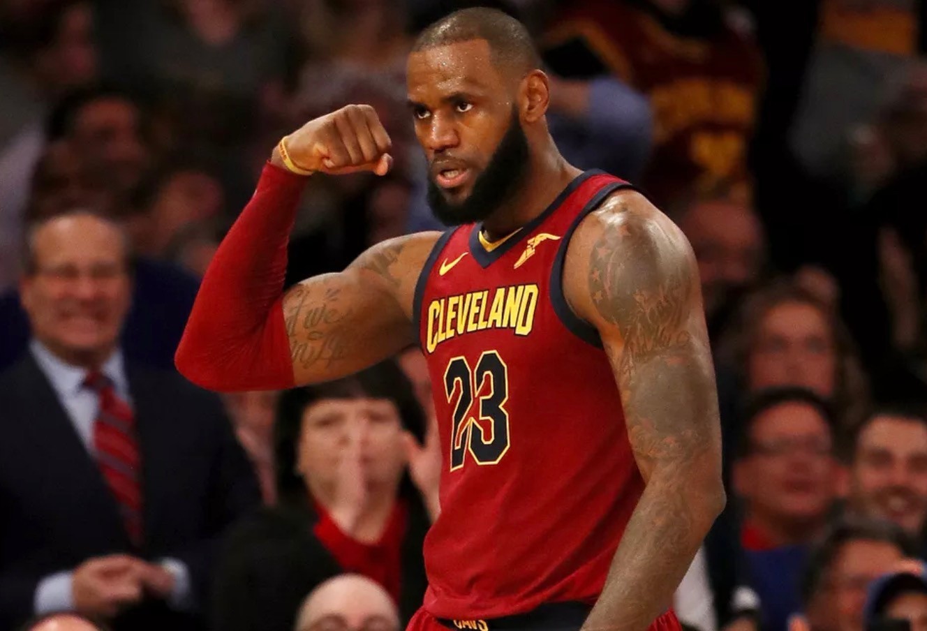 骑士大比分落后,詹姆斯罕见发怒!终场展露迷之微笑,还捋胡须