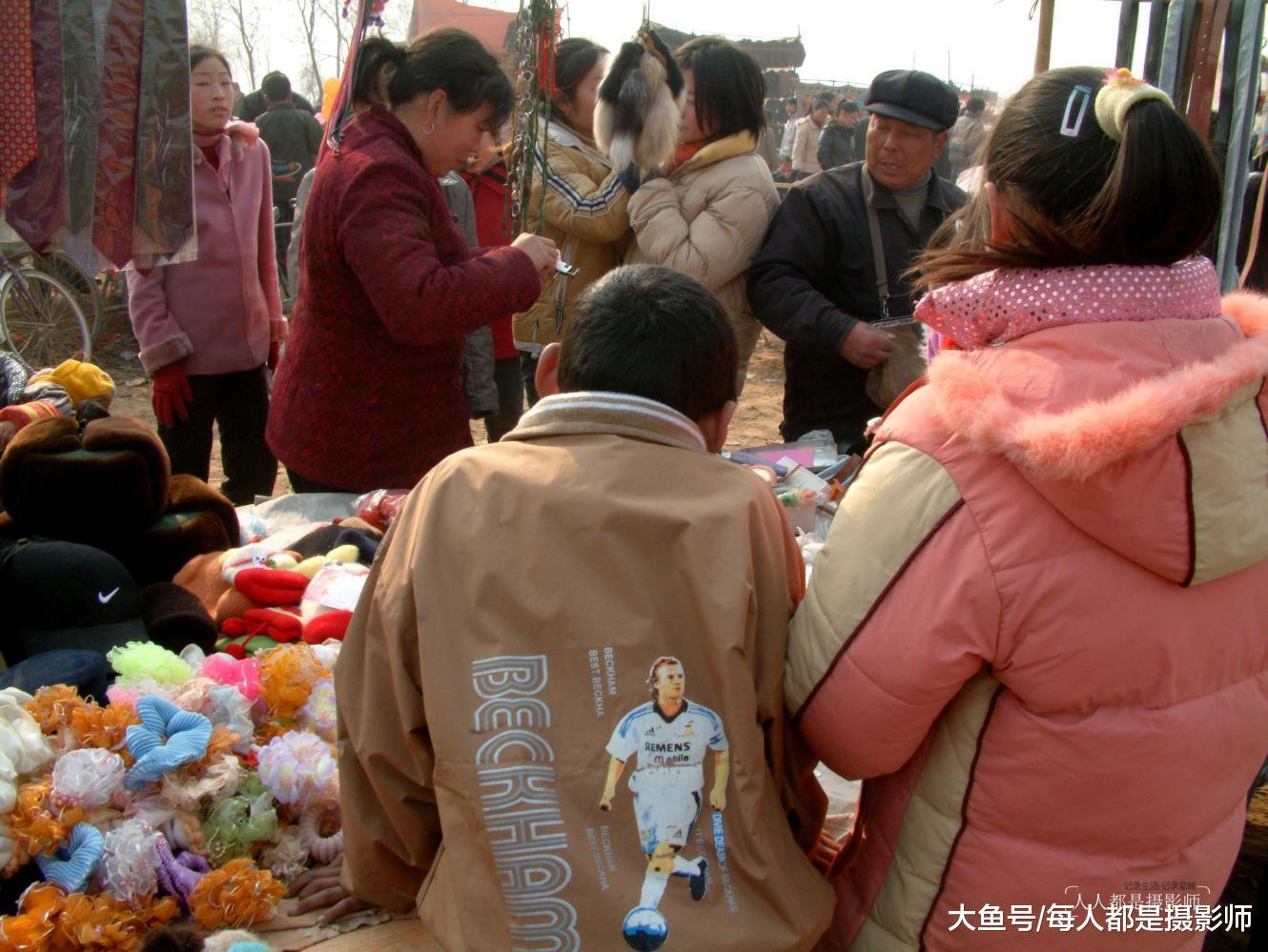 老照片中的庙会: 老人在柴火堆里聊天, 爱美女孩现场打耳洞