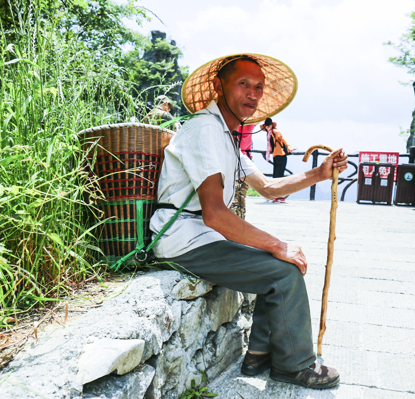 “背篓哥”靠景区唱山歌背小孩讨生活,赚下40万元