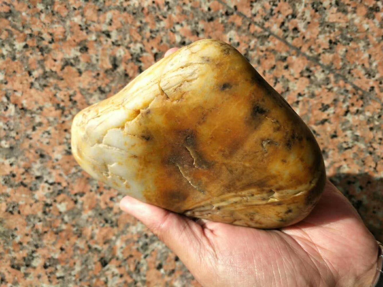 这块头十足一公斤多的和田玉籽料原石究竟值多少钱