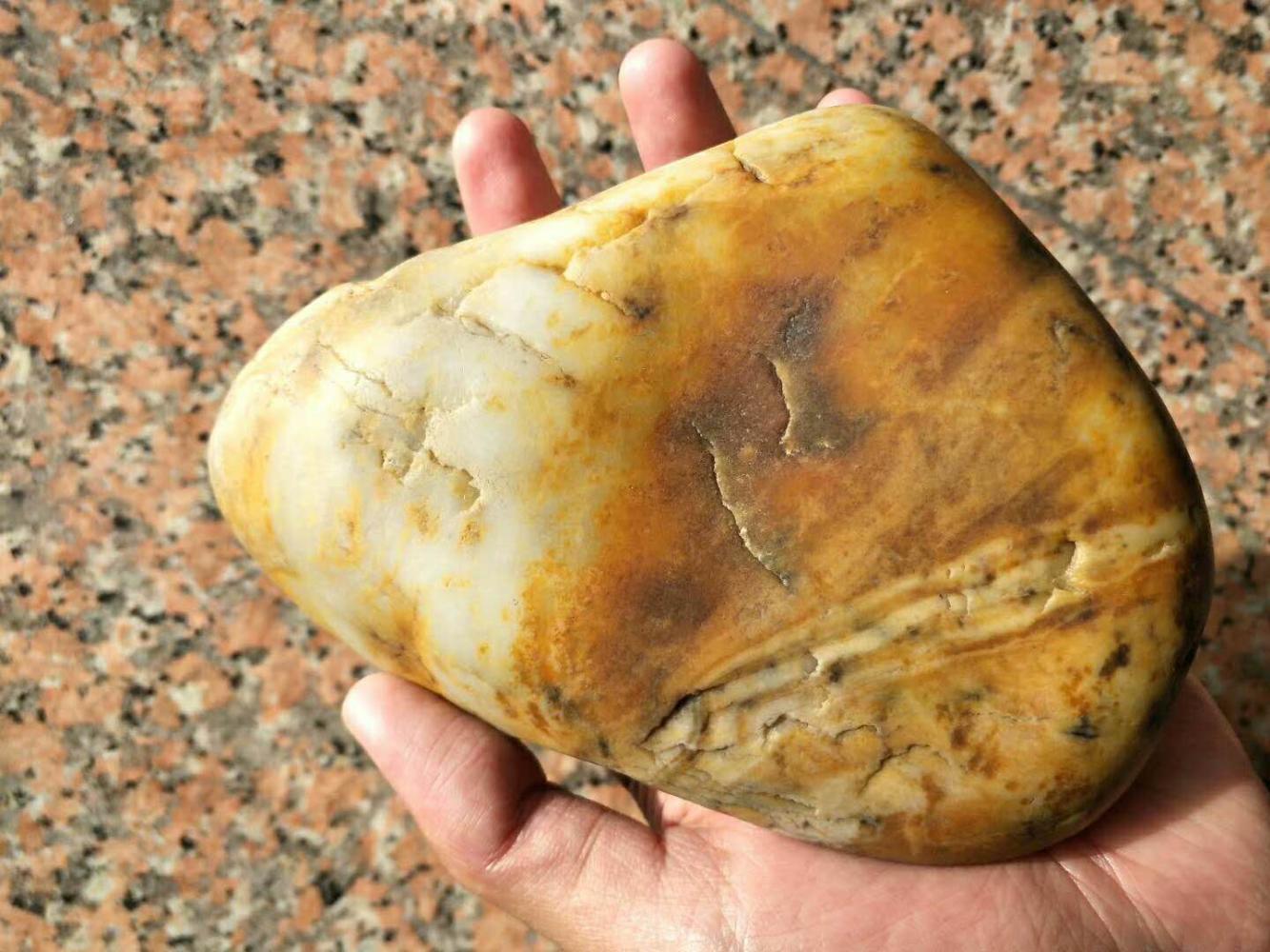 这块头十足一公斤多的和田玉籽料原石究竟值多少钱