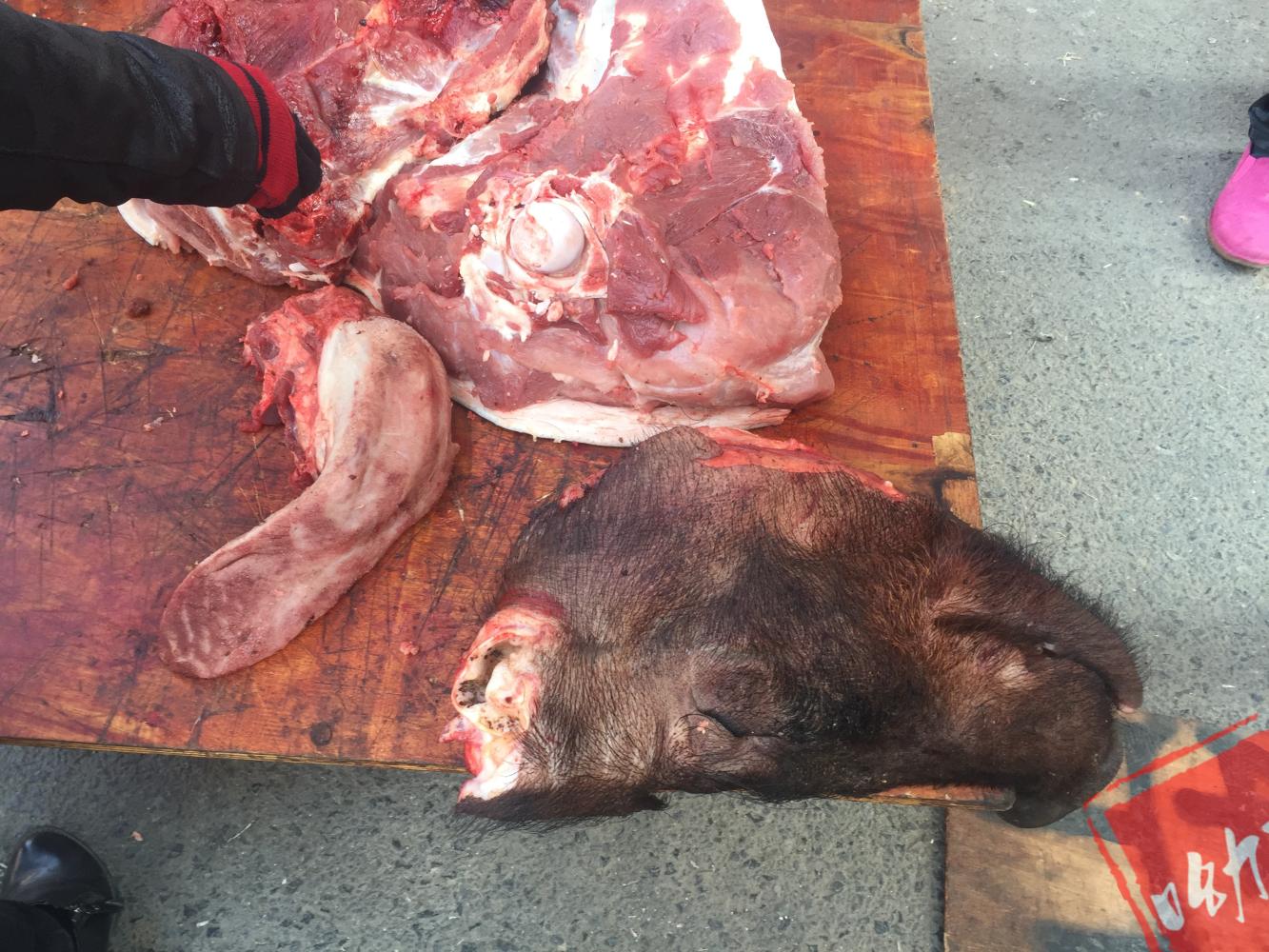 大叔当街叫卖山猪肉,只有半边脸,众人见猪腿就离开