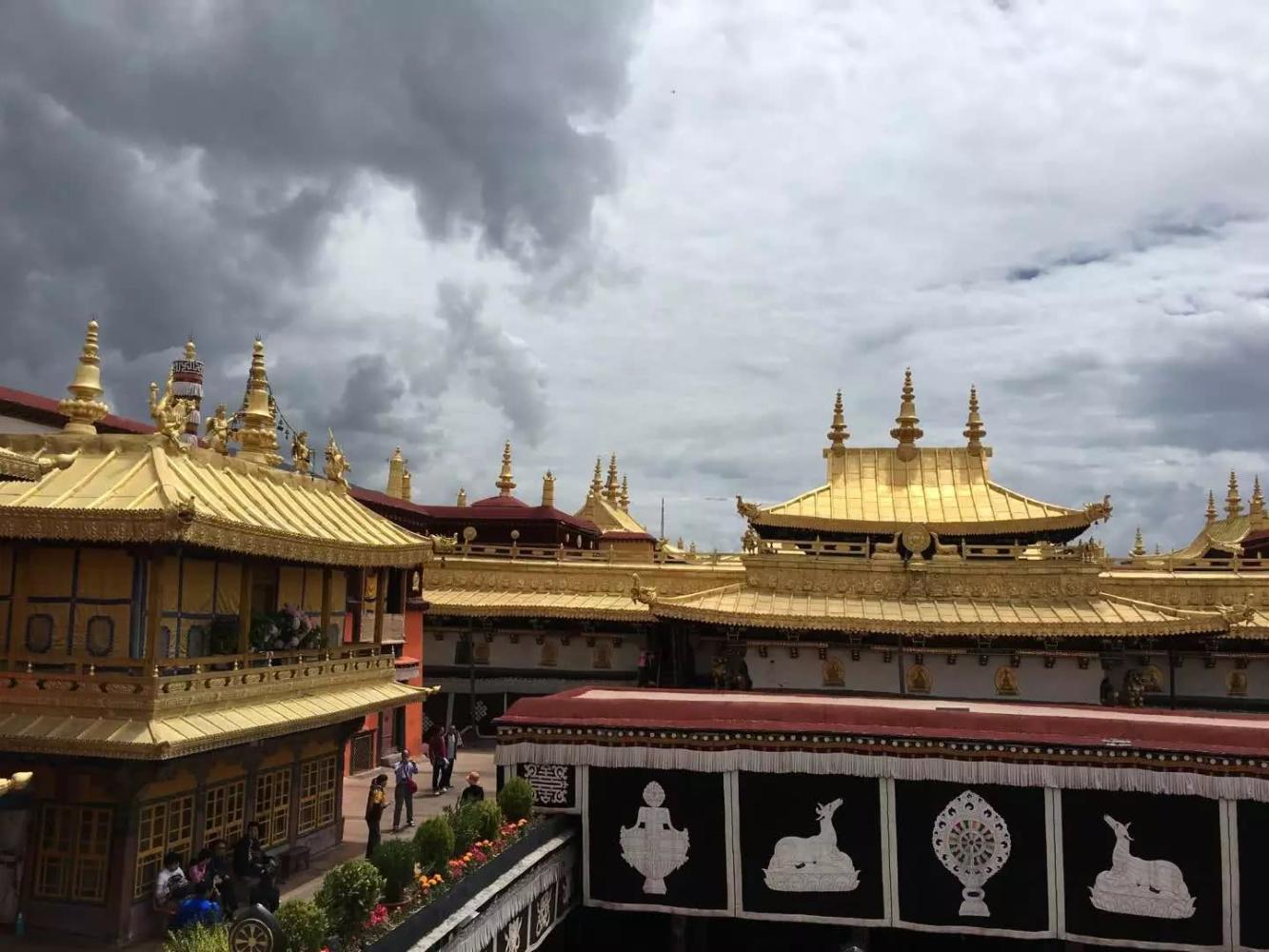 藏传佛教寺庙大昭寺历经千年, 如今朝圣的人仍络绎不绝