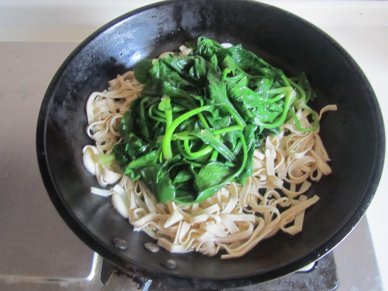 菠菜炒千张, 吃起来香, 上桌还好看哦!