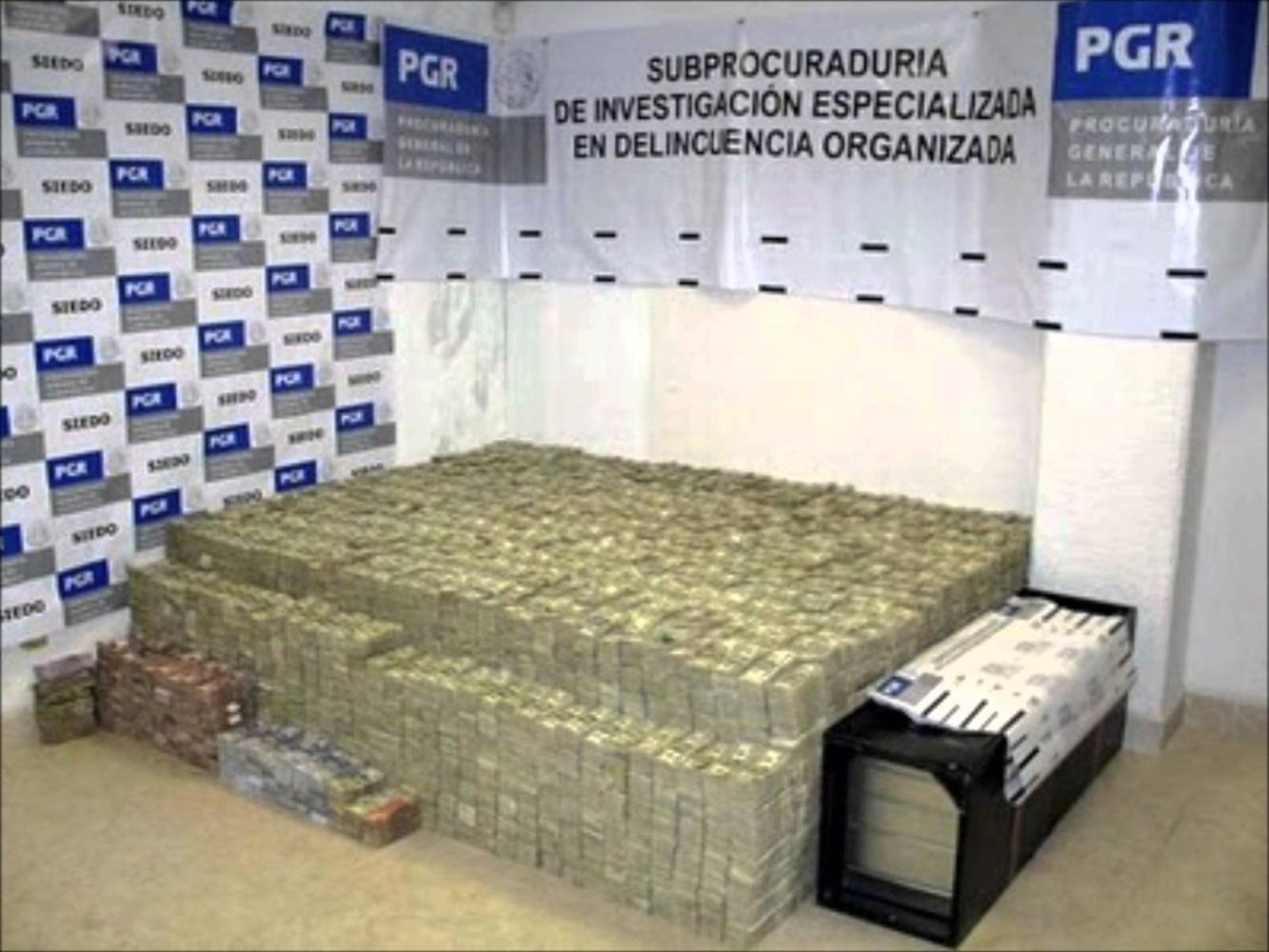 直播警方抄家大毒枭现场, 白狮黑豹成私人收藏, 遍地美金黄金手枪