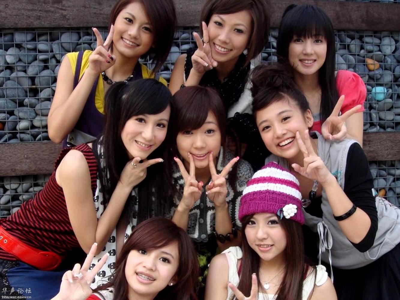 黑涩会美眉,台湾九人女子组合,成员有周宜霈,张筱婕,王婧乔,黄瀞怡