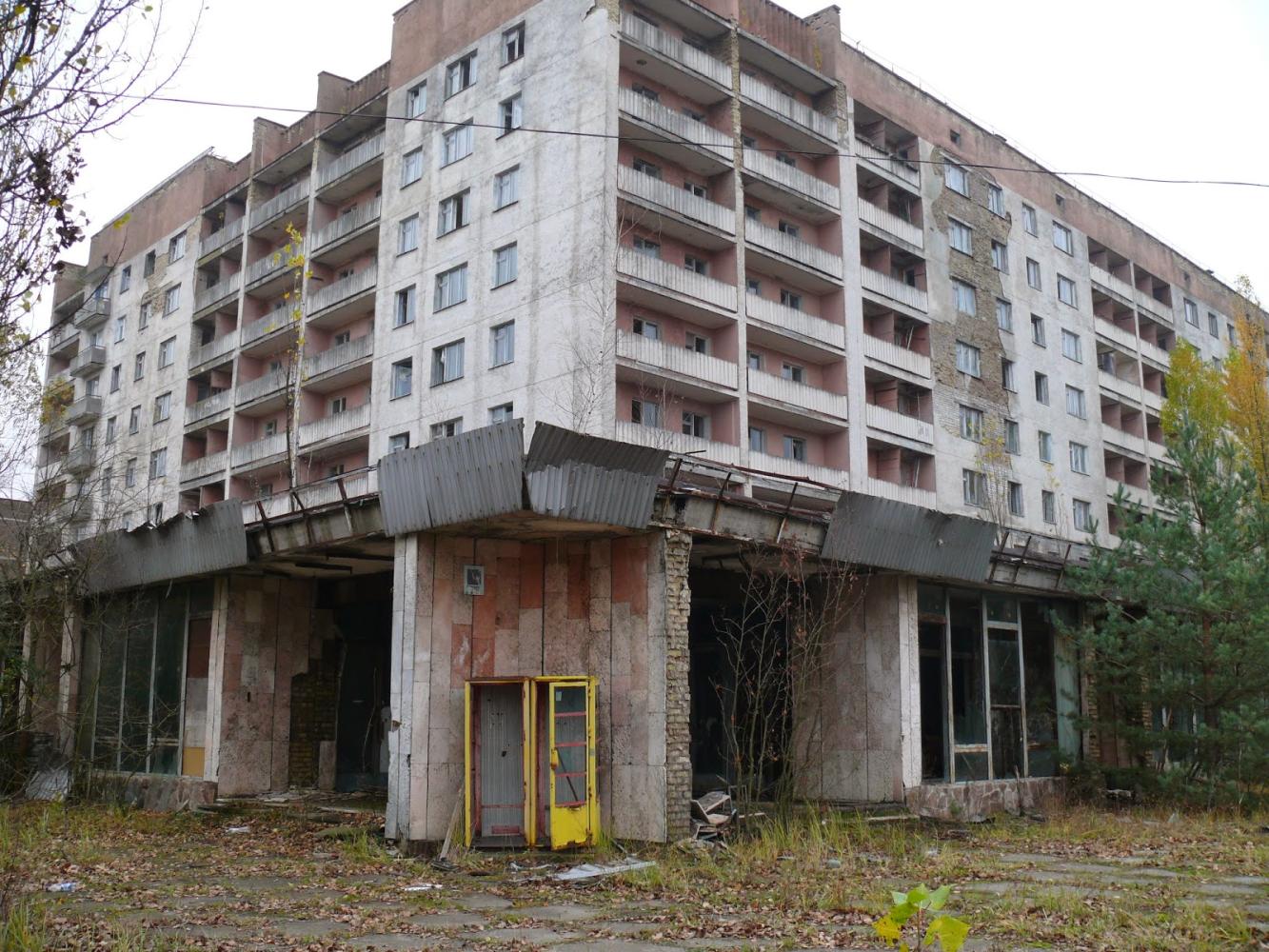 这座空楼原本是苏联时期建造给核电站的工人居住的,后来发生了核泄漏