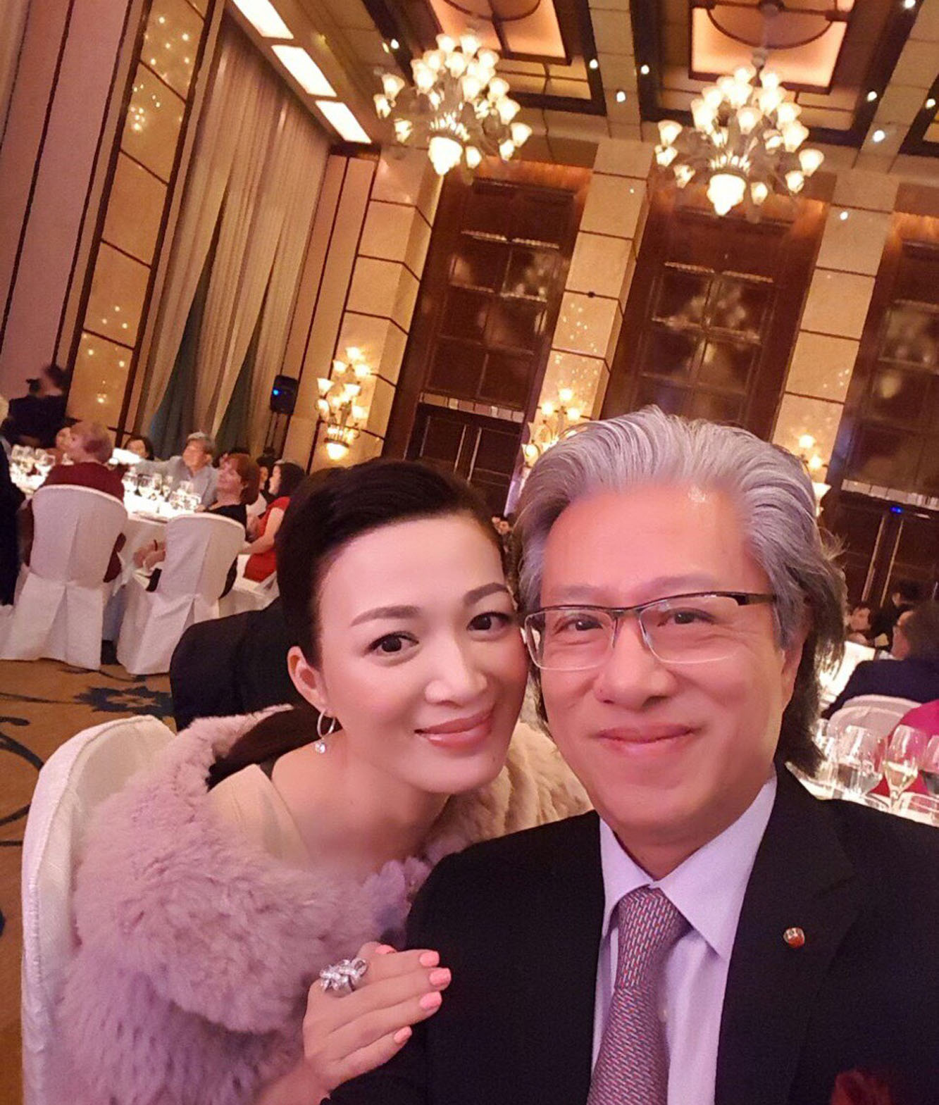 现在40岁的陈少霞又成为了幸福的少奶奶!