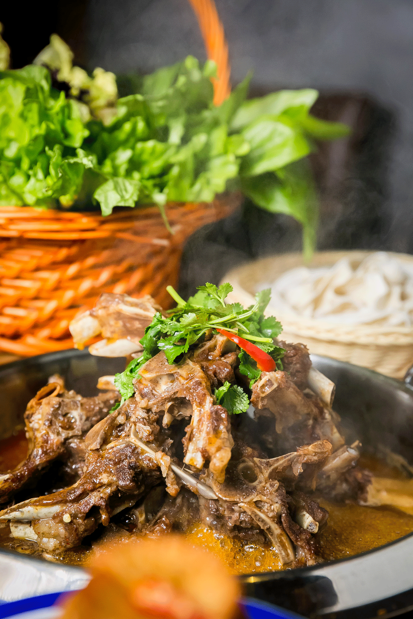 羊蝎子,烤羊肉,火锅配上酱羊骨,人均几十元吃顿全羊宴