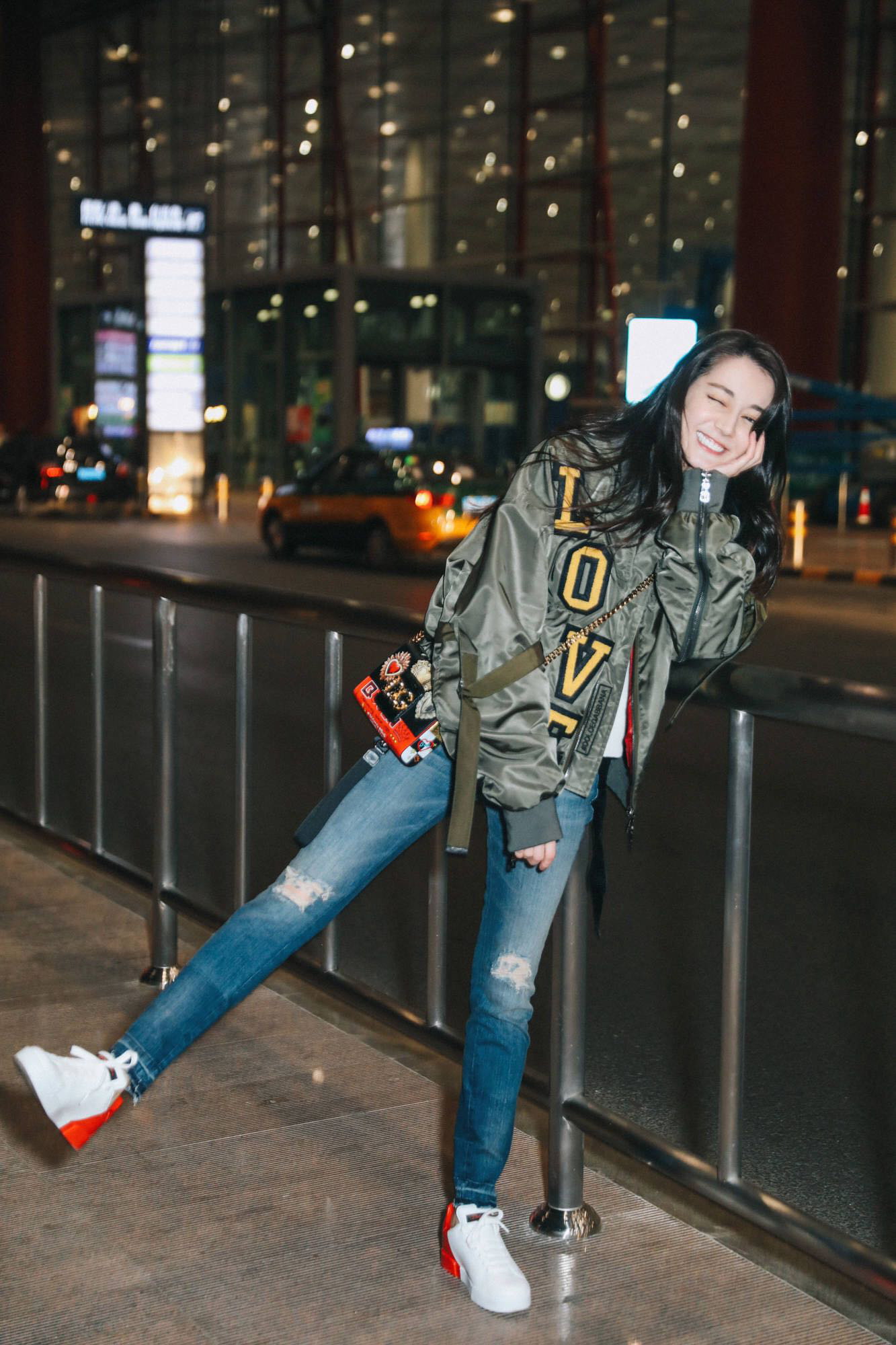 热巴出席时装周一身休闲装扮青春洋气又时髦