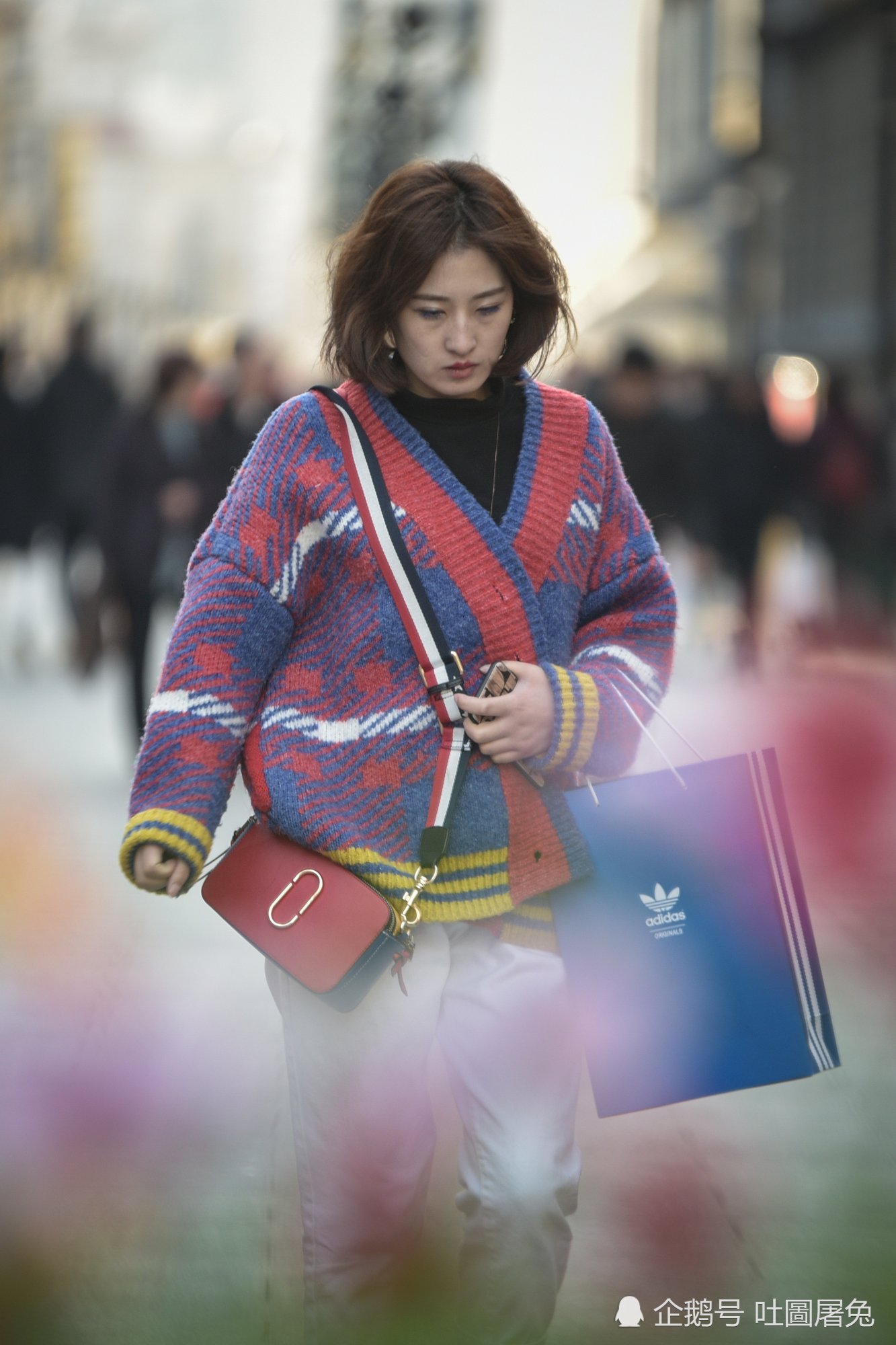 滨江道美女扎堆过节 男友作陪