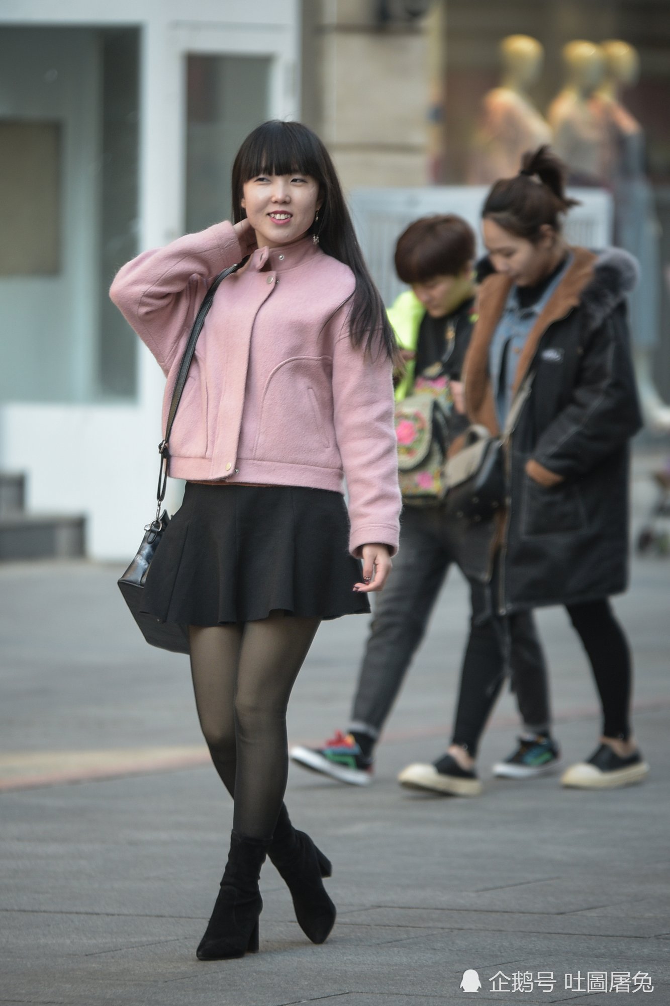 滨江道美女扎堆过节 男友作陪|滨江道|美女|天津_新浪新闻