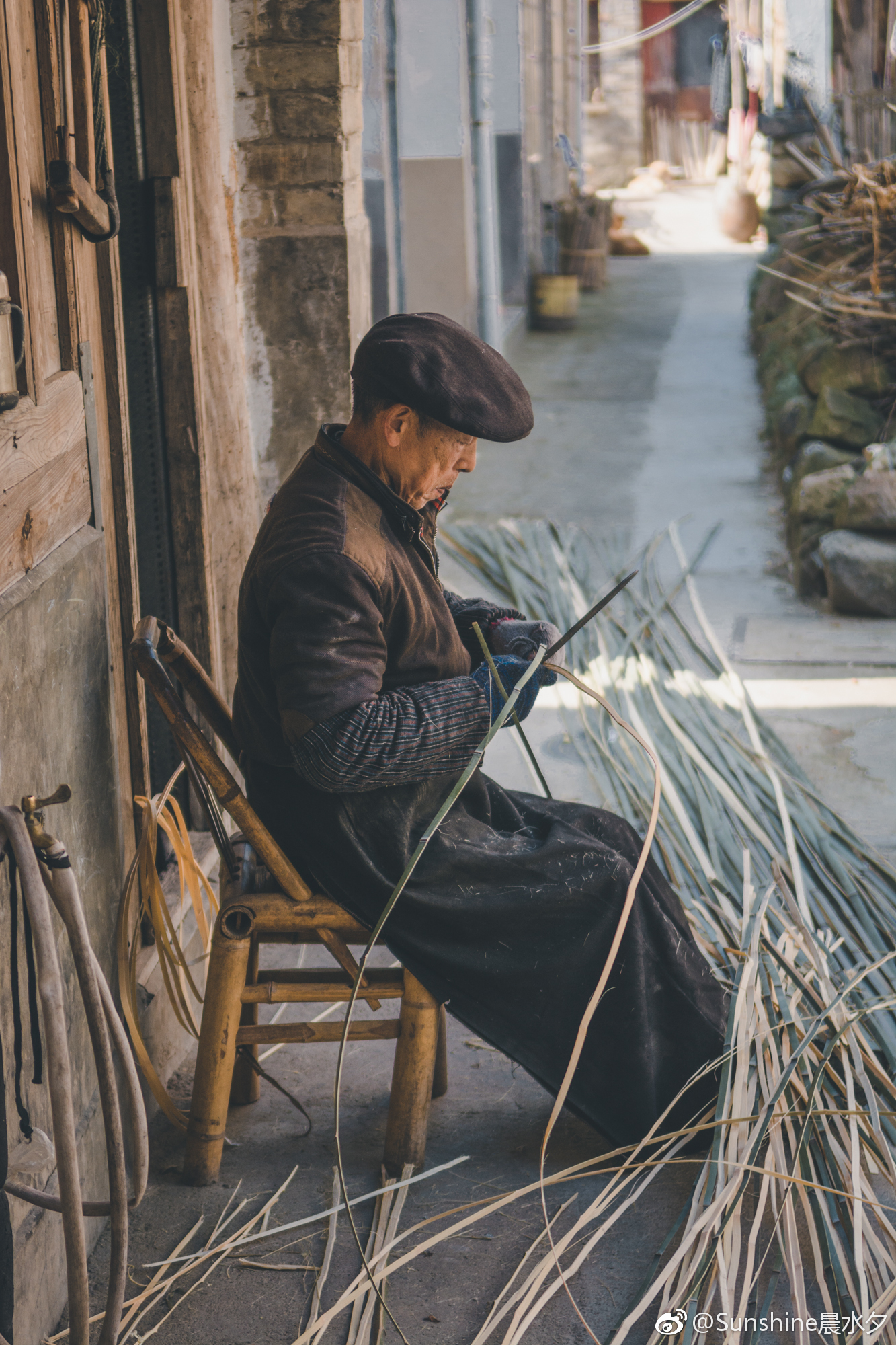 图1 在家门口编竹具等待老伴回家的老人图2 在老人旁边独自编竹