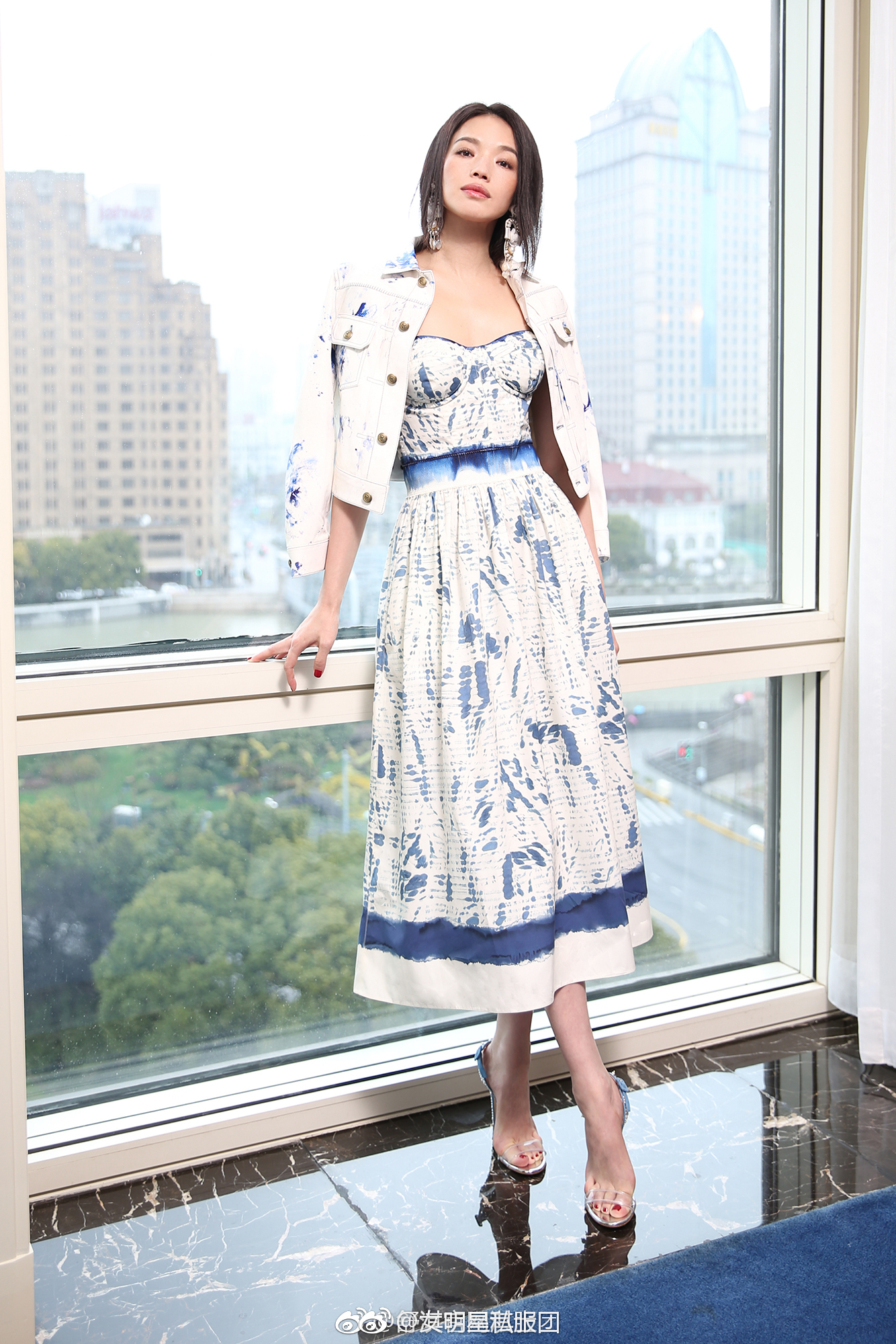 舒淇息影后罕见现身,穿蓝色连衣裙配夹克,女神风采依旧!