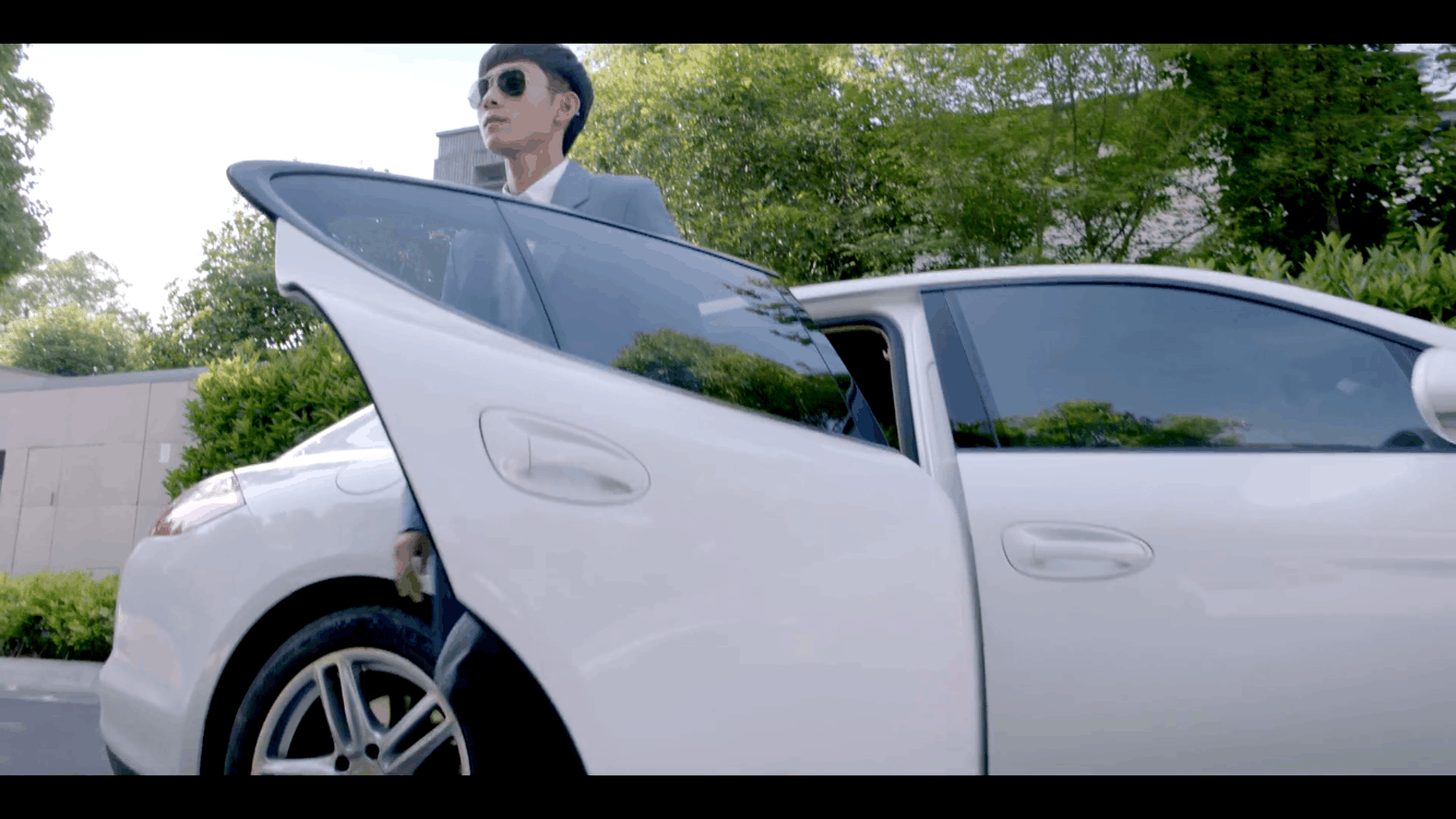 一辆给你跑车感觉的行政级轿车 现实生活中 张一山的座驾为宝马x6 比