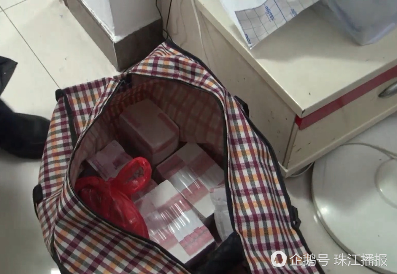 广东缴500斤锡纸紧裹的冰毒,嫌犯用编织袋装大捆钱砖