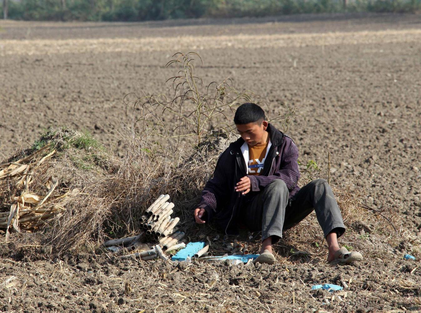 农村8旬老大爷, 却是六口之家的劳动主力, 十几年来从未笑过!