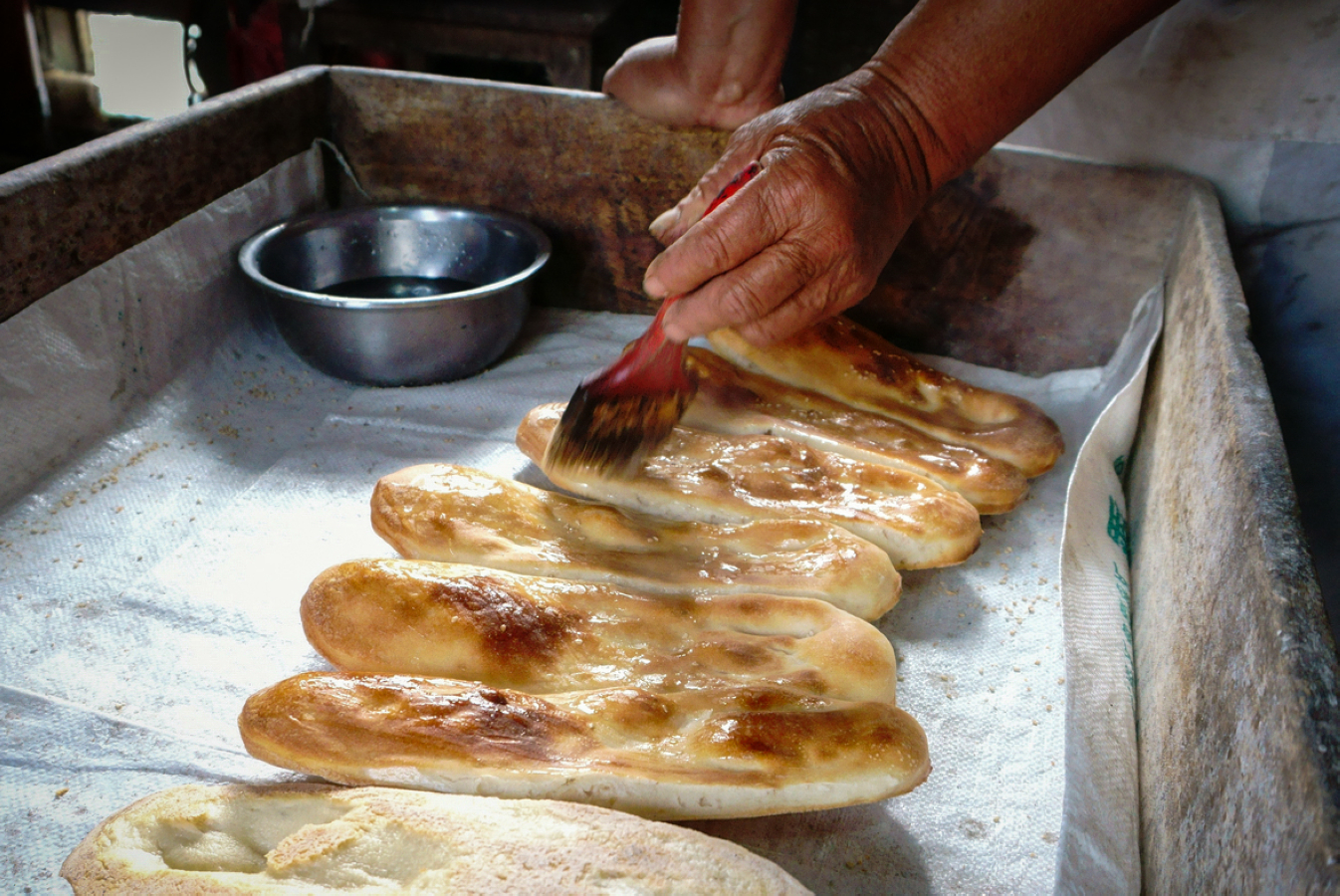 烤牌出炉稍微放凉后在上面用刷子刷一层蜂蜜水,烤牌表层油亮亮的透着