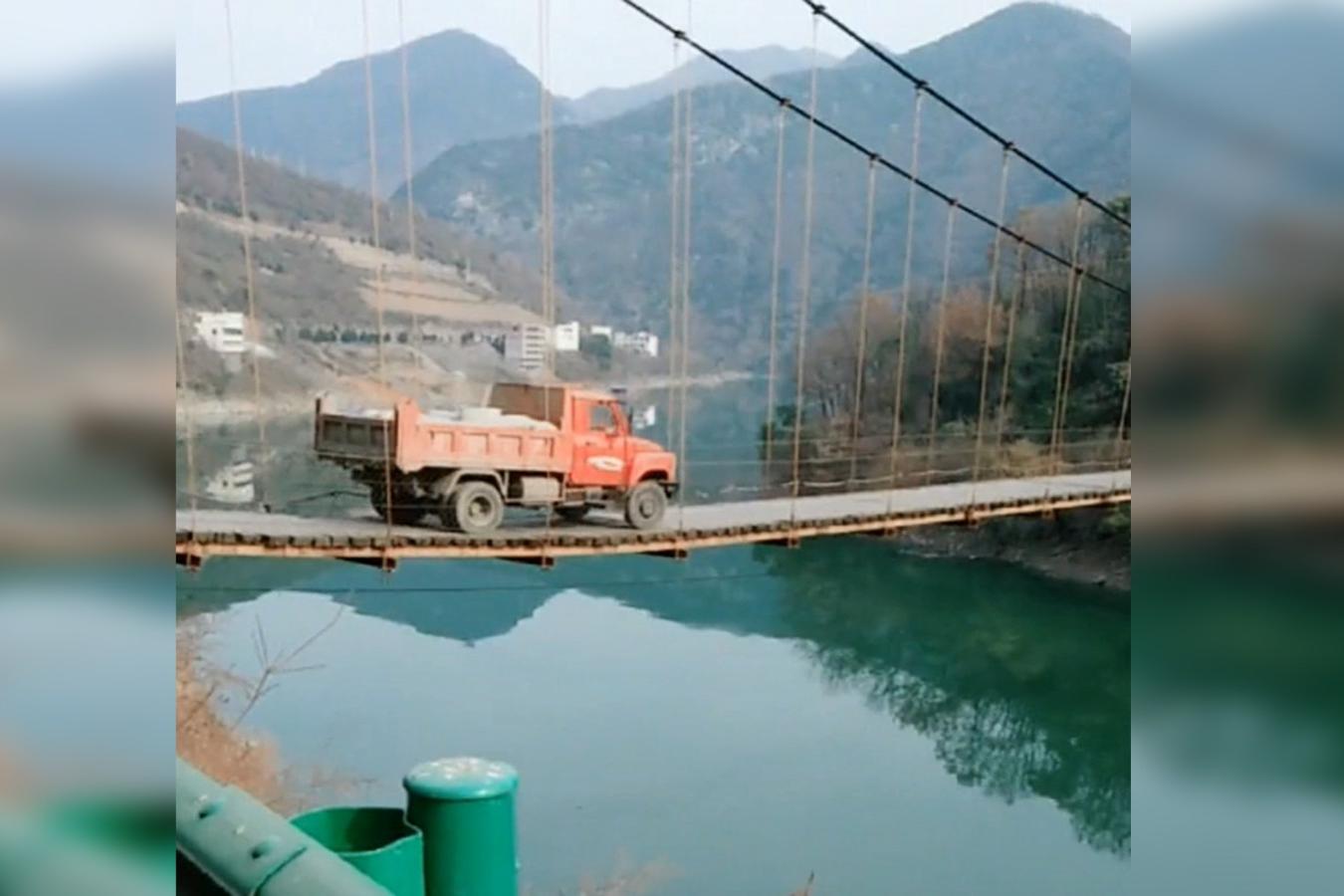 汽车过桥除了考验师傅的技术,重点还是要有胆量!