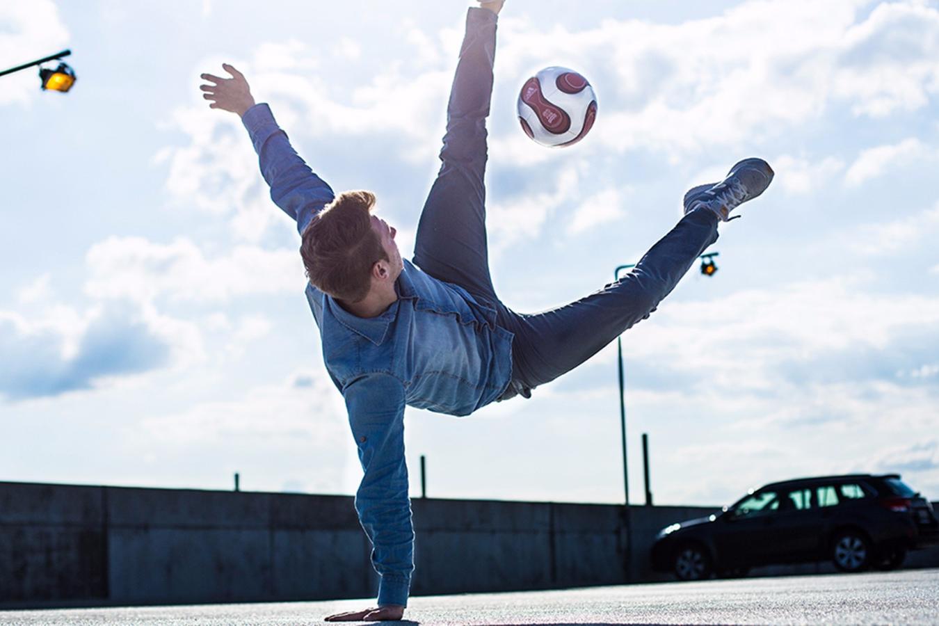 看过的都给跪了,这才是花式足球的正确打开方式