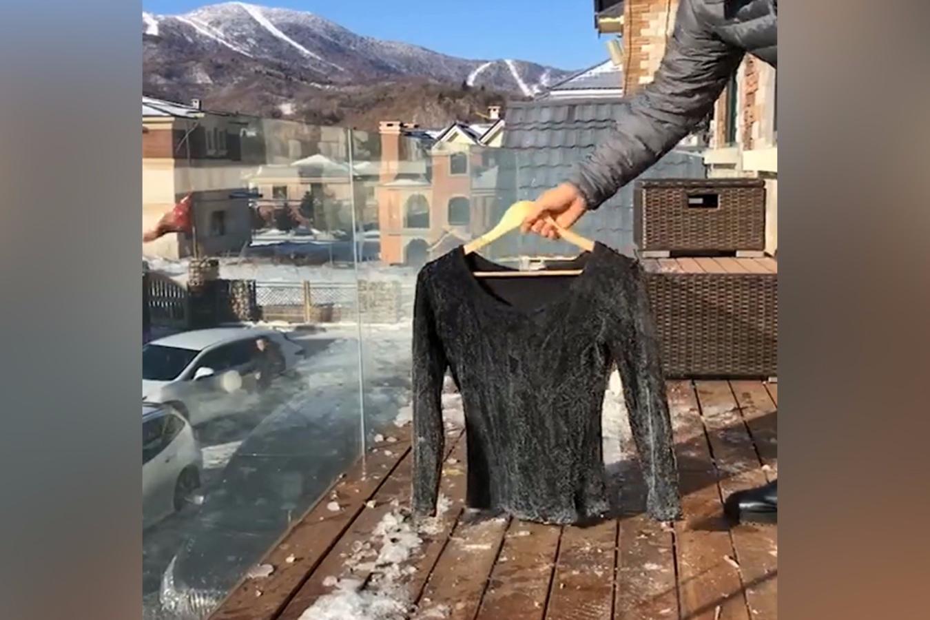 冬天在阳台晒衣服,直接冻成衣架子了!