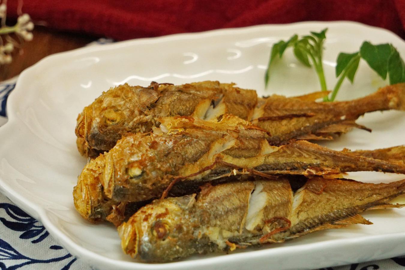 年夜饭吃什么?大厨教你做一道鲜咸香酥的干煎小黄鱼