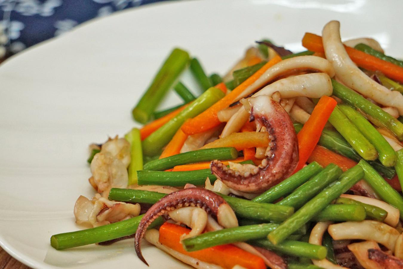 年夜饭吃什么?大厨教你做一道鲜香可口的蒜苔炒鱿鱼